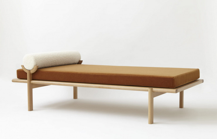 Le lit de jour Oak Crescent Lounge, du duo de designers américains Vonnegut/Kraft (Katrina Vonnegut et Brian Kraft), exprime une nouvelle façon de concevoir le design haut de gamme.