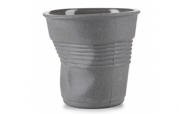 Best-seller de Revol, le gobelet Froissé est désormais disponible en « Recyclay », un de ces nouveaux matériaux qui changent la donne.
