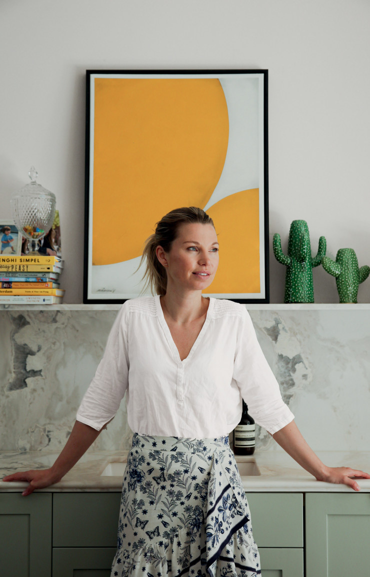 Nicoline Beerkens dans la cuisine, le domaine de son mari, qui apprécie les ambiances de maison de bord de mer