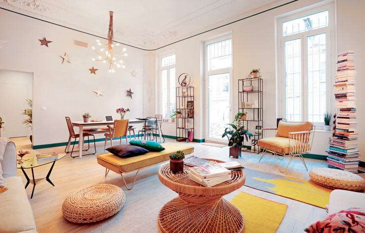 Un salon meublé de grands canapés écrus et de mobilier contemporain fait également office de concept-store, cabinet de curiosités et galerie accueillant régulièrement lectures, conférences et expos.