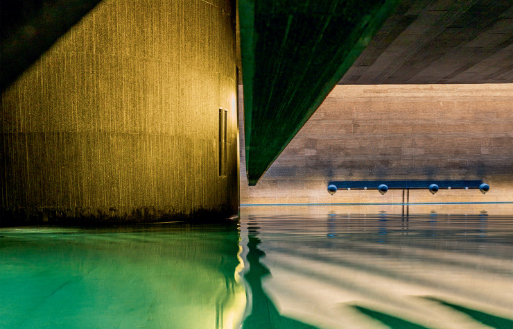 Dans la piscine, une expérience lumineuse.