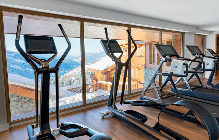 Un espace réservé au cardio-training face aux montagnes.
