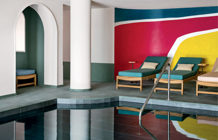 La piscines intérieure, une véritable immersion dans la beauté du site.