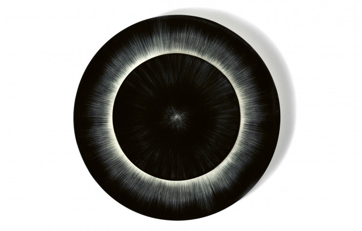 Assiette de la collection « Dé », la première réalisée par Ann Demeulemeester pour Serax.