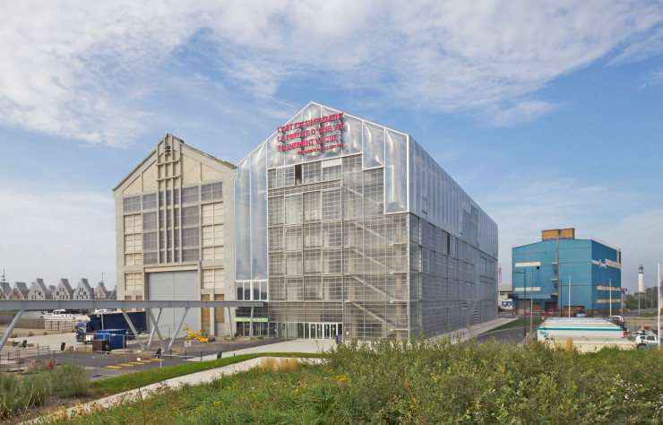 Les halles jumelles du FRAC Nord-Pas de Calais à Dunkerque.