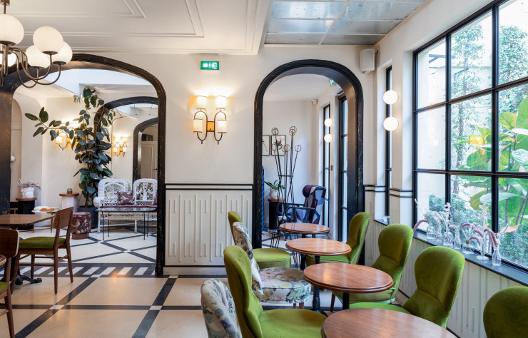 Imaginé par l’architecte d’intérieur Chloé Nègre, le salon champêtre de l’Hôtel Bienvenue, dans le bas de l’arrondissement, s’ouvre joyeusement sur une cour intérieure piquée d’arbustes. hotelbienvenue.fr