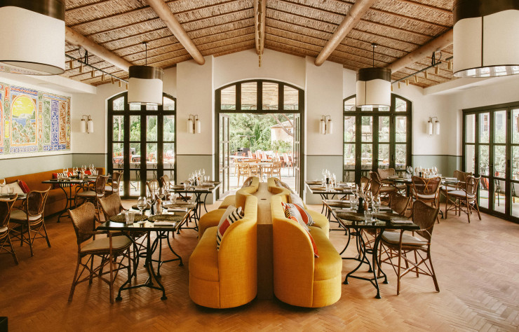 Le restaurant Beefbar s’étend sous la pergola et sur la terrasse, avec vue sur la garrigue.