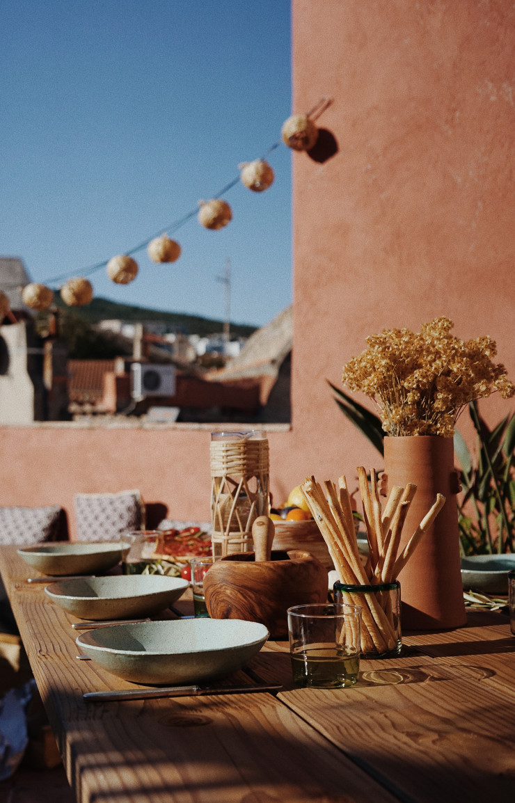 Les discussions entre convives peuvent aussi se tenir sur la terrasse…