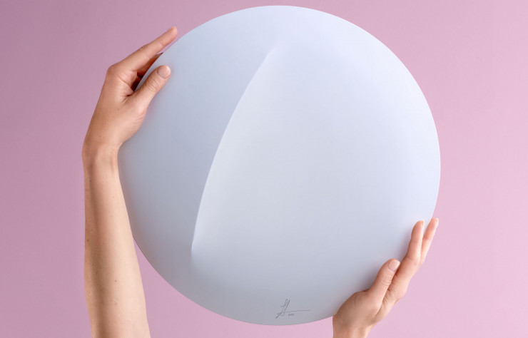 L’applique de Sabine Marcelis pour IKEA semble lacérée, mais c’est pour mieux jouer des effets lumineux.