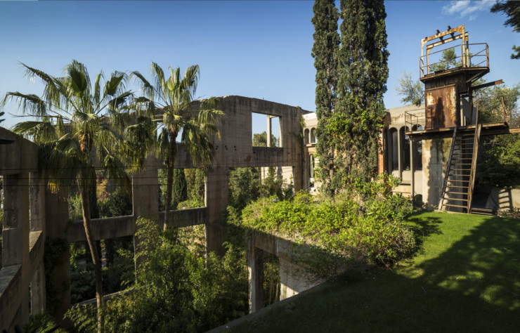 En 1973, à Sant Just Desvers, dans la banlieue ouest de Barcelone, Ricardo Bofill découvre un complexe industriel de 31 000 m² qui devait être démantelé un mois après sa visite. Il saisit alors l’occasion de donner une seconde vie à ce lieux pour en faire les bureaux de RBTA et sa résidence personnelle.