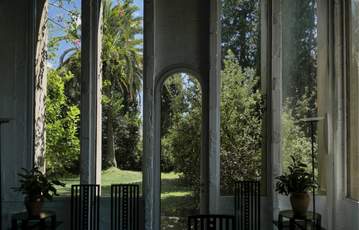 La Fabricà est le nom donné à ce site végétalisé, réhabilité par le studio. Au milieu des ruines et des plantes qui semblent reprendre le dessus sur l’architecture, le mobilier a été choisi avec soin, comme ici des chaises de Charles Rennie Mackintosh.