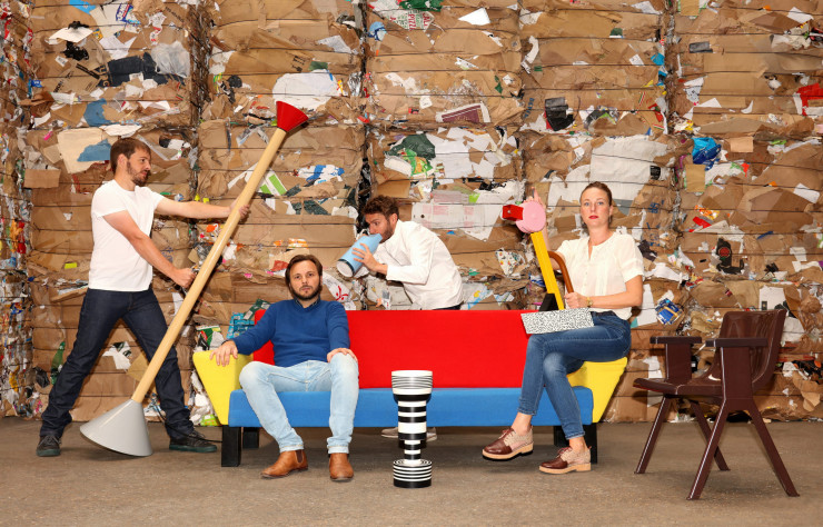 Photo de « famille » à la mode Sottsass des cofondateurs du Studio 5.5. De gauche à droite : Anthony Lebossé, directeur du pôle espace, Jean-Sébastien Blanc, directeur de la création, Vincent Baranger, directeur des pôles identité de marque et packaging et Claire Renard, directrice du studio.