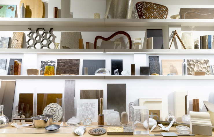 Dans « l’atelier », une gamme de matières choisies et d’objets jouxte les équipes qui s’y réunissent. Régulièrement renouvelé et revisité, cet ensemble est ainsi à portée de main, disponible pour l’inspiration et la réflexion. Cette sélection s’accompagne d’une matériauthèque au sous-sol et de plusieurs emplacements réservés aux prototypes, matériaux et maquettes, et ce dans tous les espaces consacrés au travail créatif.