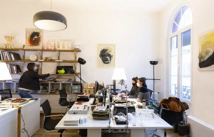 Une équipe composée d’une quarantaine de personnes – architectes, architectes d’intérieur et designers – œuvre pour les clients sous la houlette des trois directeurs du studio, Patrick Jouin, Sanjit Manku et Jacques Goubin.