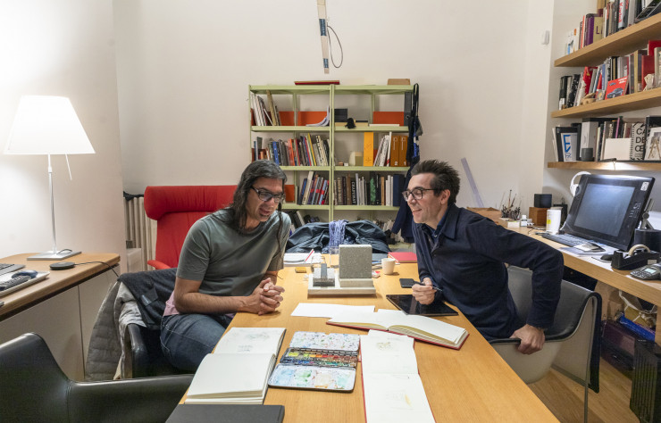 Sanjit Manku et Patrick Jouin partagent un même espace et une même table de travail, où dessins, aquarelles et photo-collages sont au centre de leurs échanges.