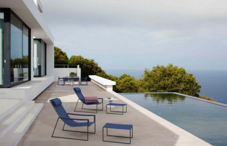 La gamme « Strappy » de Kris Van Puyvelde, se partage entre Strappy 195, une chaise longue et son repose-pied…