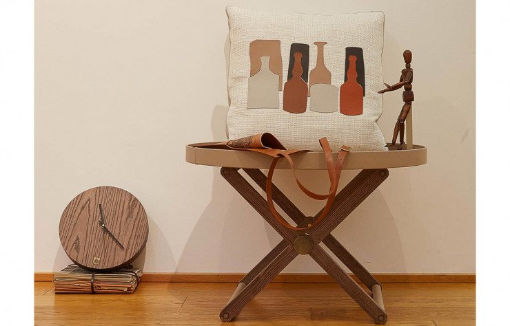 Tabouret pliant et coussin de la collection « Objets d’auteur ».