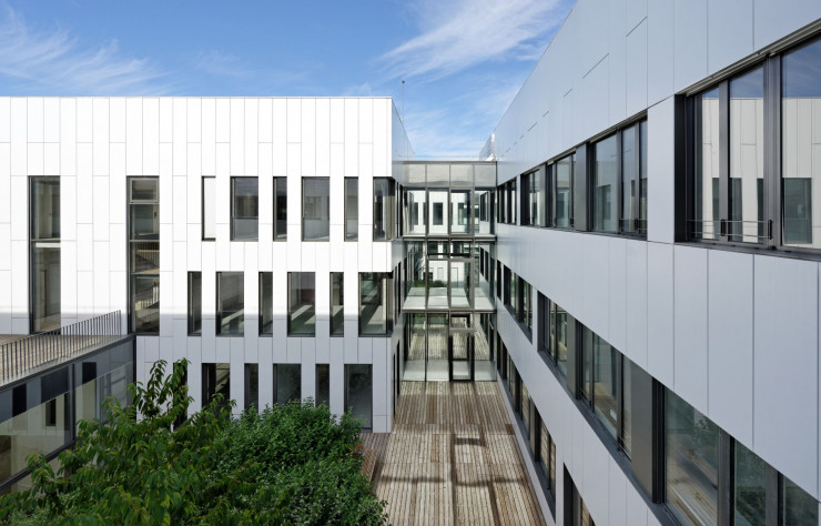 Les patios structurent l’organisation des étages, car ils déterminent les circulations horizontales en forme d’anneaux et sont ponctués aux angles par les circulations verticales.