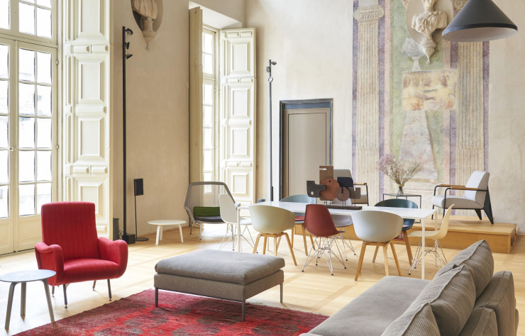 Ancienne demeure du XVIe siècle, le Palazzo Grillo trône aujourd’hui en pole position parmi les hôtels génois. Ses tenanciers ont convoqué l’architecte anglais Joseph Grima pour la rénovation, lequel a mis à jour, révélé et valorisé les volumes des lieux, tandis que, côté déco, le nec plus ultra des éditeurs italiens répond présent.