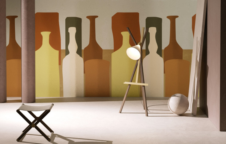 Le chevalet de Morandi transformé en lampe sur pied… Papier peint reproduisant les fameuses bouteilles en XXL.