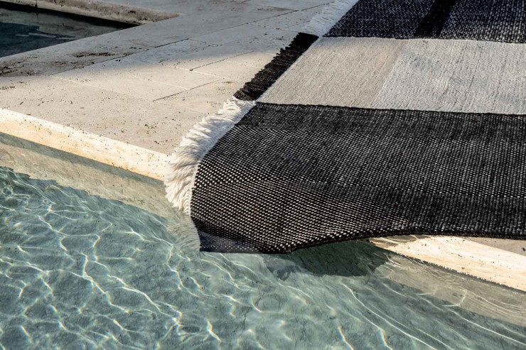 La réédition de cette mythique collection permet aux tapis Tres de venir habiller un rebord de piscine, un jardin ou bien un balcon au grès de l’envie de chacun.