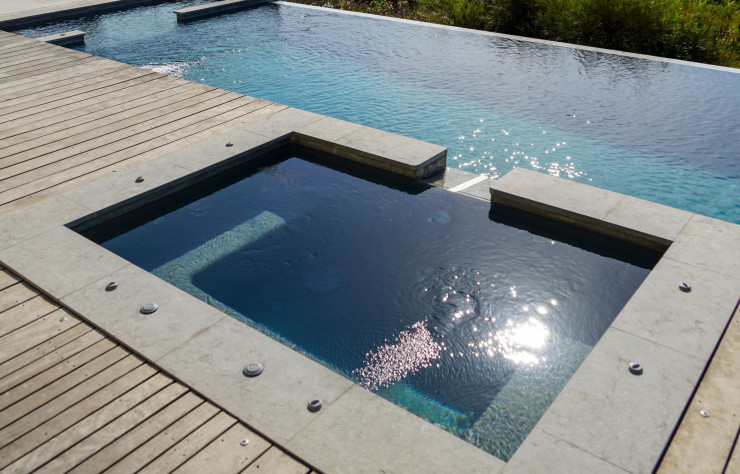 En complément de la piscine dans laquelle il se déverse, ce modèle en béton armé pour 6 personnes (1,50 x 2,20 m), a remporté le trophée argent dans la catégorie « spa » des Trophées de la piscine et du spa 2020 (Diffazur).