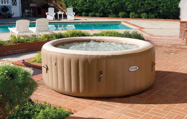 PureSpa est un spa gonflable en FiberTech rigide et résistant. Modèle, Sahara de 4 ou 6 places, Ø intérieur 145-165 cm, à partirde 399 € (Intex).