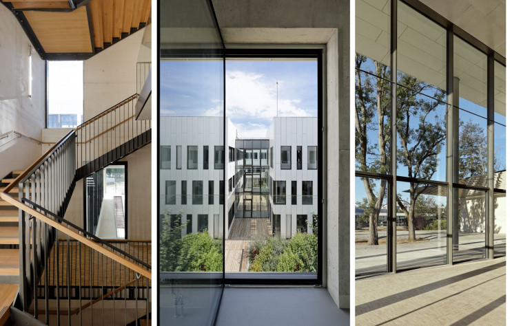Les escaliers sont ouverts sur les patios et profitent de leur lumière naturelle. Au rez-de-chaussée, les salles sont entièrement vitrées, de manière à permettre une transparence entre les espaces.