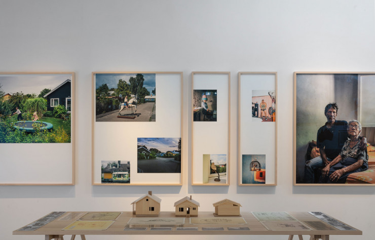 A l’intérieur, une exposition montre comment les maisons en kit finlandaises se sont adaptées dans le monde entier.