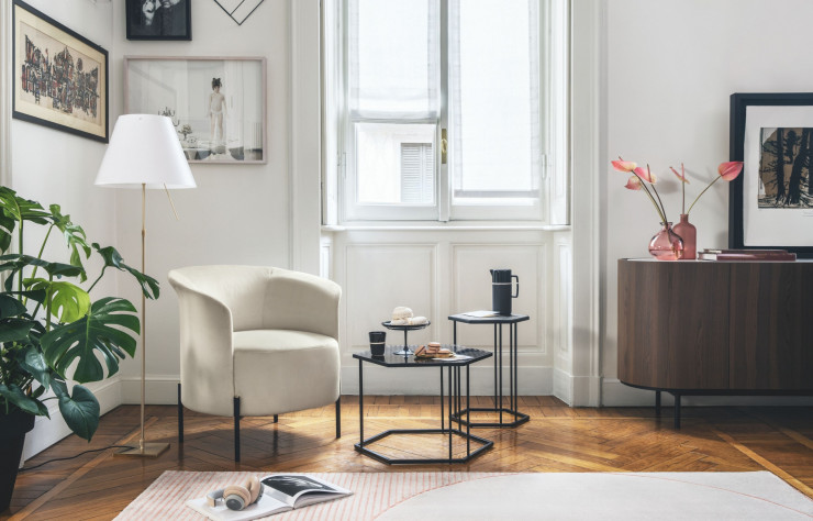 Fauteuil lounge Rendez-vous. Tables basses Renee, d’Archirivolto, avec plateaux hexagonaux. Tapis Eiffel de DLSM.
