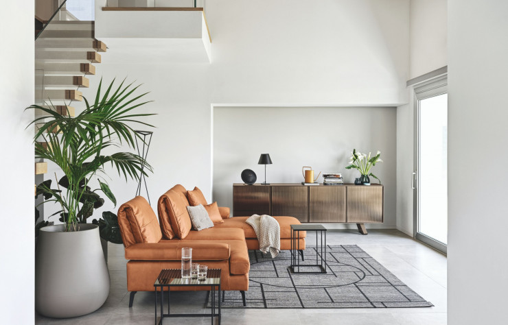 Très polyvalent, le canapé Layla, conçu par Kasch Kasch pour Calligaris, est ici accompagné de la table basse Merian, dessinée par E-ggs.