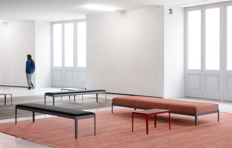 Vue d’une salle de transition où les Bouroullec ont décliné le même motif sur les tapis et banquettes.