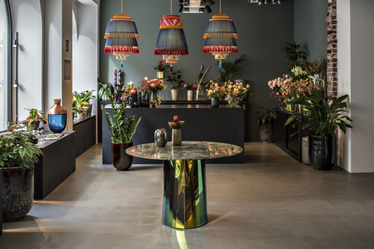 Dans une entrée, une galerie ou un magasin, la table Pli peut être utilisée comme un accroche-regard spectaculaire.