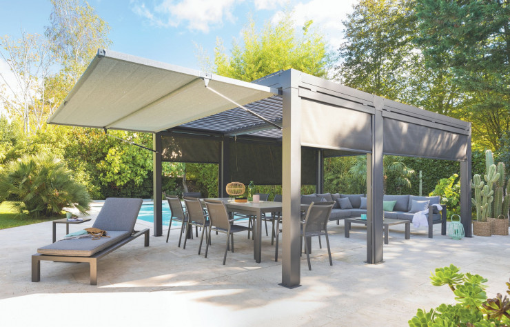 Les éléments du salon de jardin Unione Graphite (Hespéride) se composent d’une structure en aluminium traité époxy, de coussins de polyester et le plateau de la table, de résine plastique.