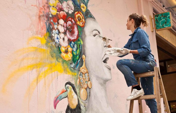 Peintre décoratrice de formation, Elsa crée des intérieurs texturés pour les commerces, les hôtels et les restaurants.