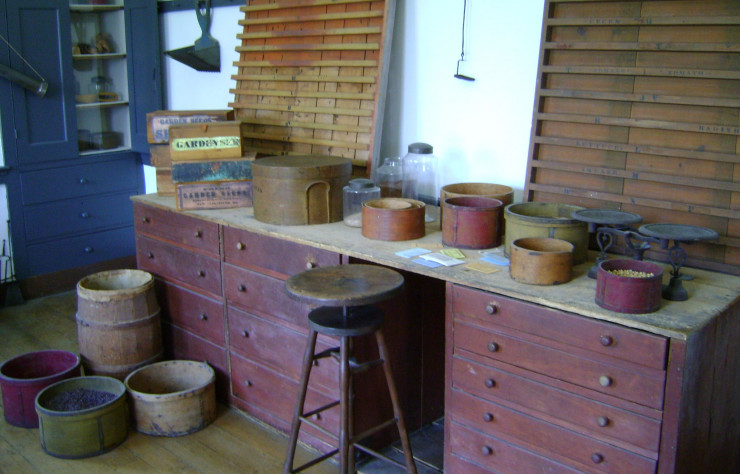 Meubles de rangement d’une graineterie Shaker.