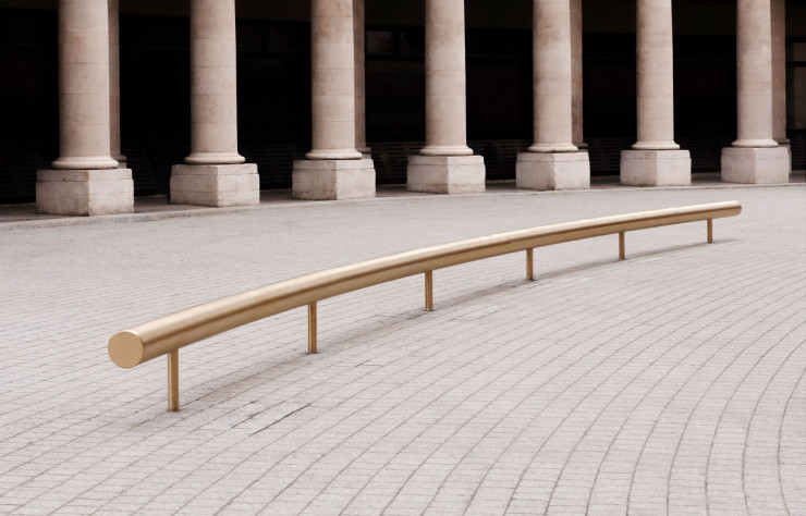A l’extérieur, des bancs dessins par les Bouroullec soulignent la forme du bâtiment.