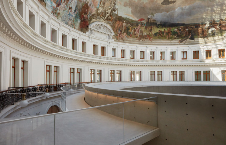Depuis l’anneau de béton de Tadao Ando, on accède aux galeries des étages.
