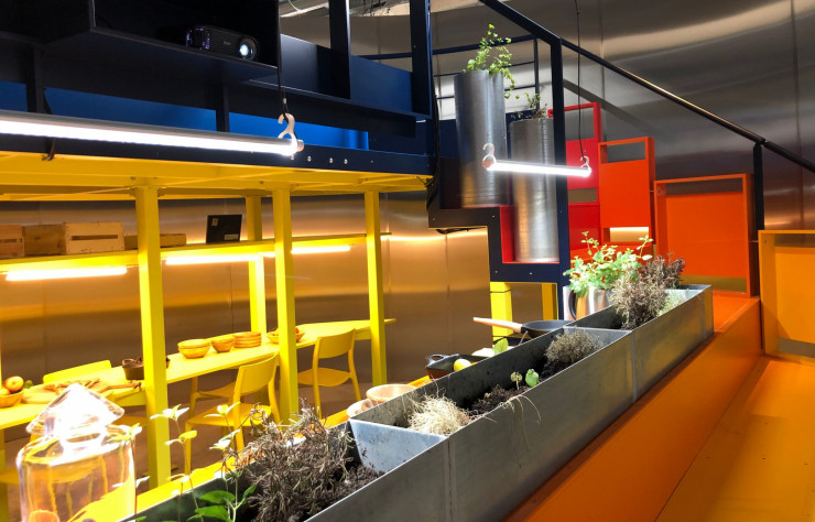 La cuisine en terrasse de Matali Crasset exprime la frontière entre un monde « du dessus » et un monde « du dessous ». Les couleurs utilisées témoignent des interactions entre ces deux univers.