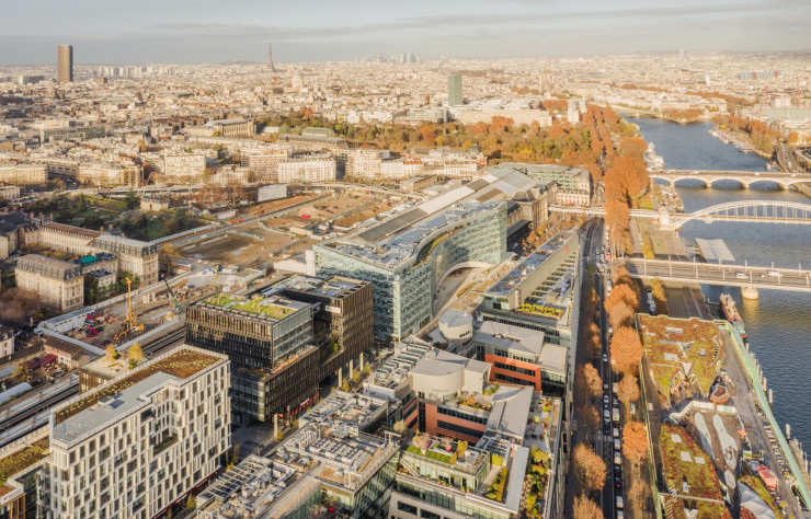 Le bâtiment de métal et de verre imaginé par Snøhetta enjambe les voies ferrées de la gare d’Austerlitz et réserve un vaste espace au public.