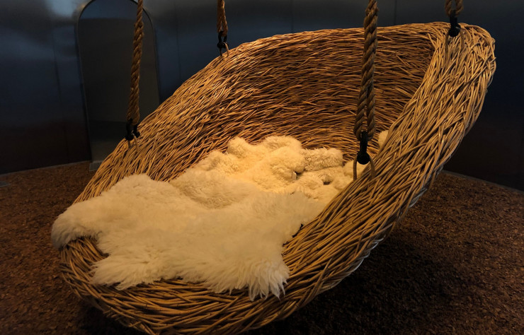 La chambre des invités Humanest Swing de Porky Hefer où un nid en rotin peut accueillir jusqu’a trois personnes.