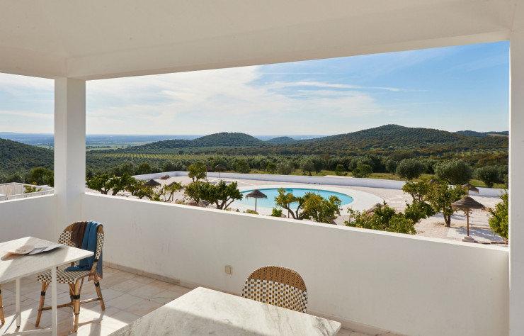 Plusieurs picsines ponctuent la propriété. Certaines, privées, sont réservées aux occupants des suites. Deux autres, communes, brillent par leurs lignes pures.