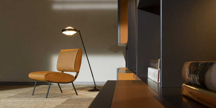 Caractérisé par une structure en bois multipli de frêne et des pieds en chrome noir ou en laiton satiné, le fauteuil Round D.154.5 peut être revêtu dans tous les tissus et les cuirs de la gamme Molteni&C.