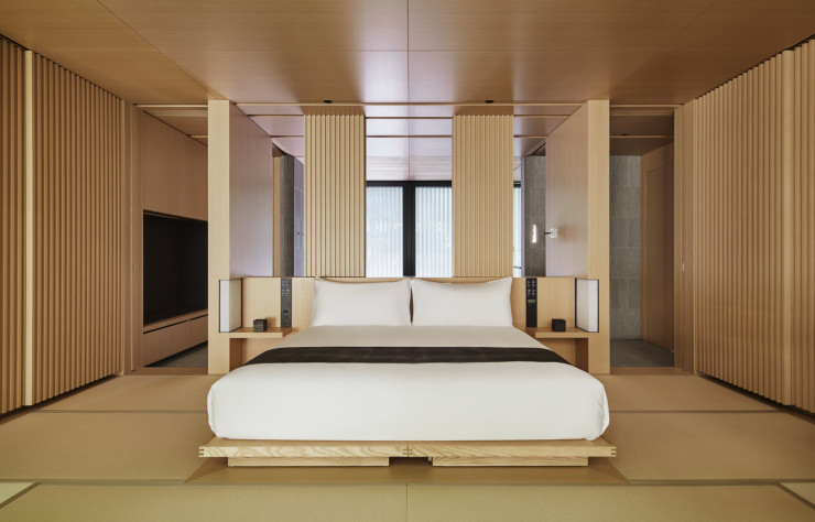 Les chambress de l’Aman Kyoto déclinent un esprit ryokan.