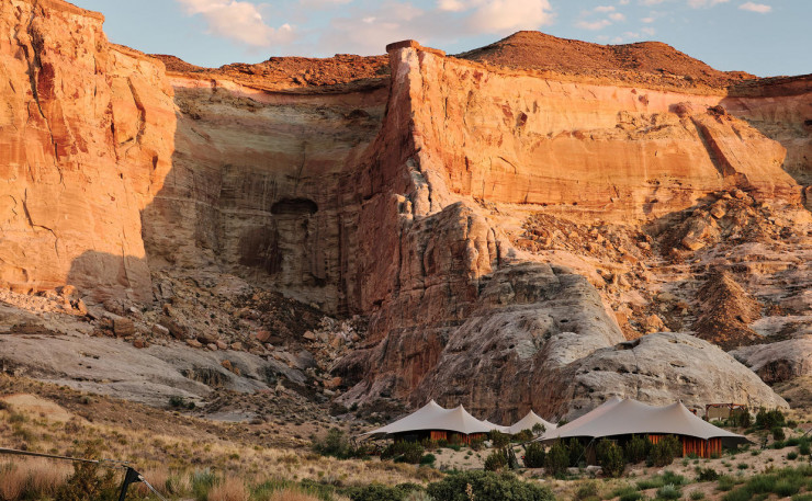 Canyons partout et sable couleur rouille : la retraite sous les tentes du Camp Sarika promet une expérience intime et sauvage au cœur du désert de l’Utah.
