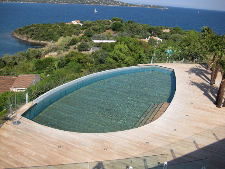 Avec le système d’Aqualift, l’apparition du bain relève du spectacle. Sa conception a d’ailleurs été inspirée par un mécanisme imaginé par Gustave Eiffel pour la piscine du Cirque d’hiver Bouglione. Désormais, entre terrasse et bassin, plus besoin de choisir !