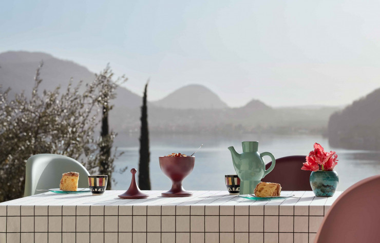 Assortis au mobilier, les accessoires en céramique apportent une touche d’originalité à la collection outdoor.