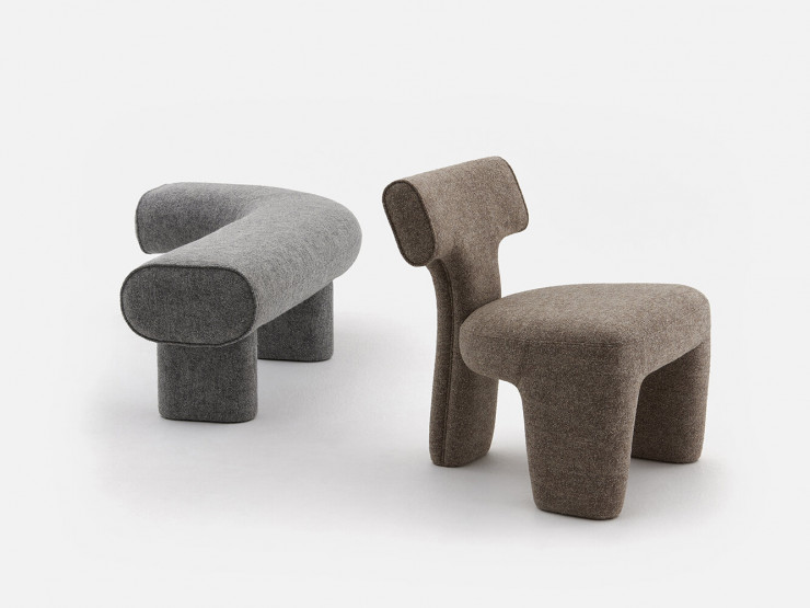 La Litho Chair, de grandes formes massives et sculptées à l’aspect poli, presque minéral. Intégralement gainée de tissu, elle rend hommage au savoir-faire historique de la maison Pierre Frey.