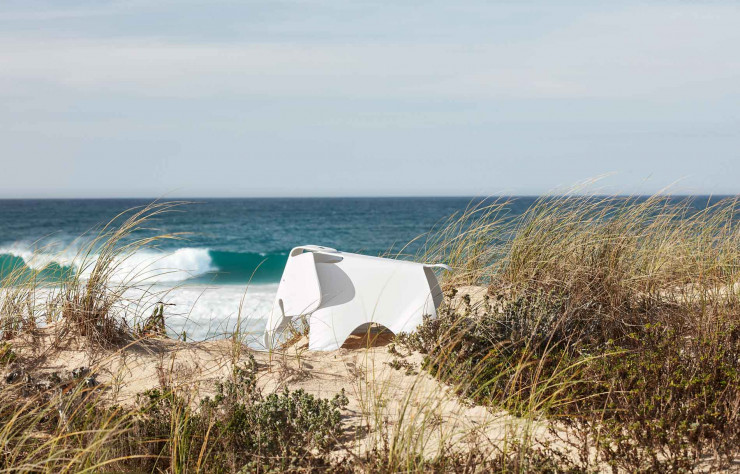 Parmi les accessoires régressifs et rassurants, l’Eames Elephant fait peau neuve et revient dans une version contemporaine.