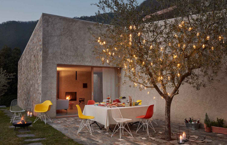 Pleine ou grillagée, déclinable dans une palette infinie de couleurs, indoor et outdoor, la Wire Chair restera finalement une pièce intemporelle.